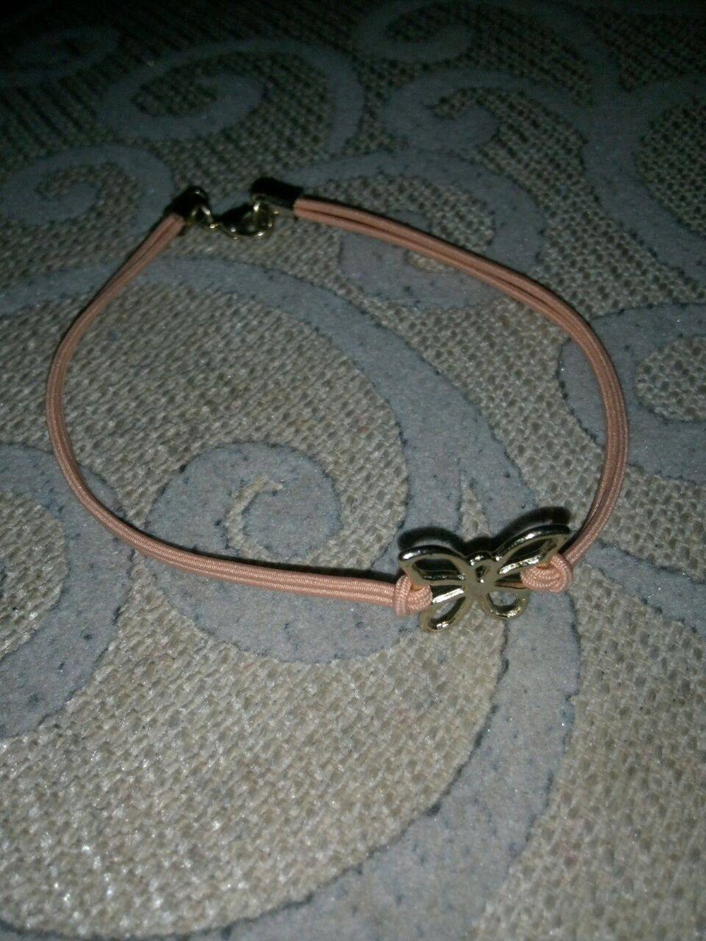 Rosanes Armband mit Schmetterling