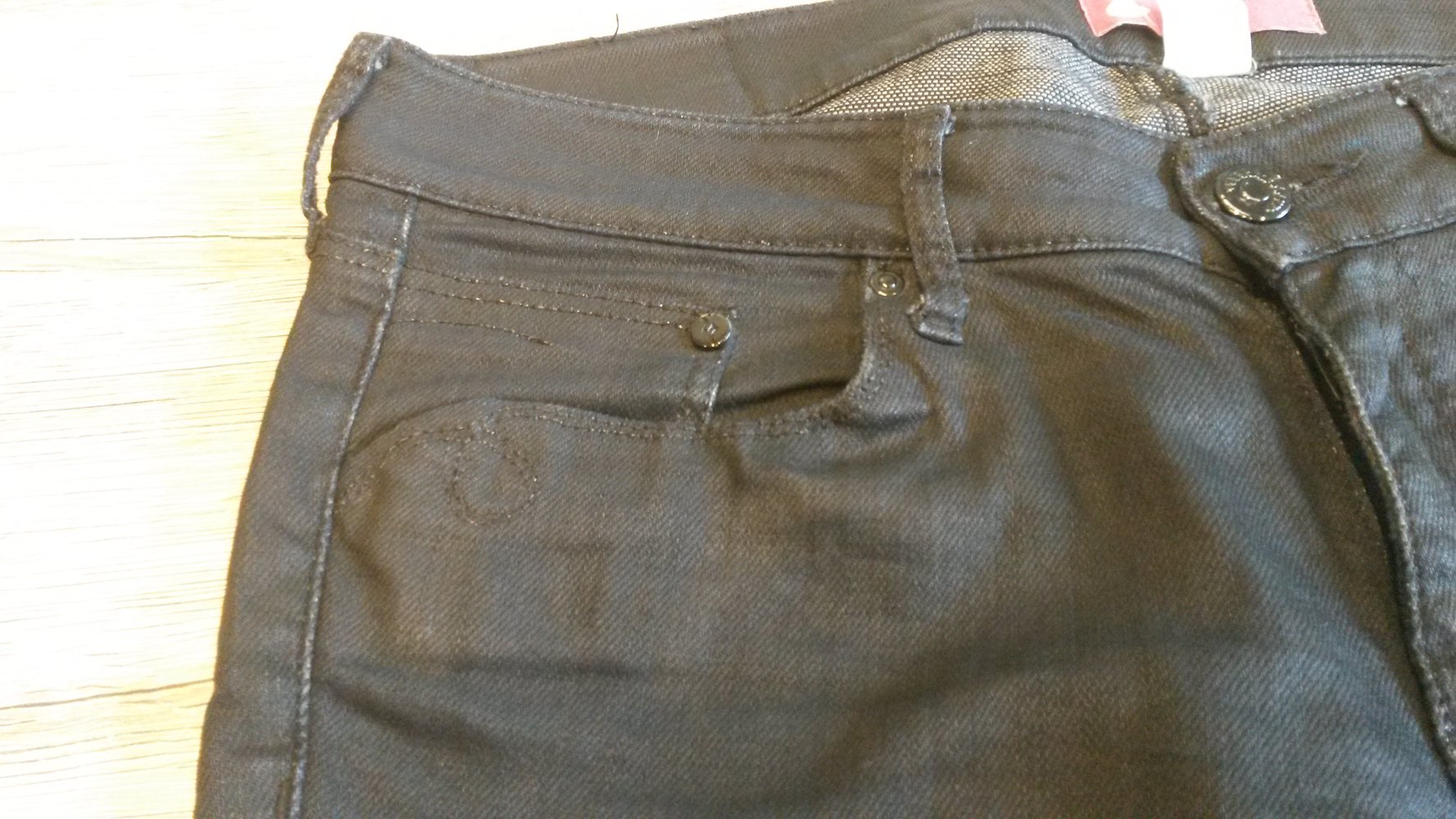 Beschichtete, schwarze Jeans