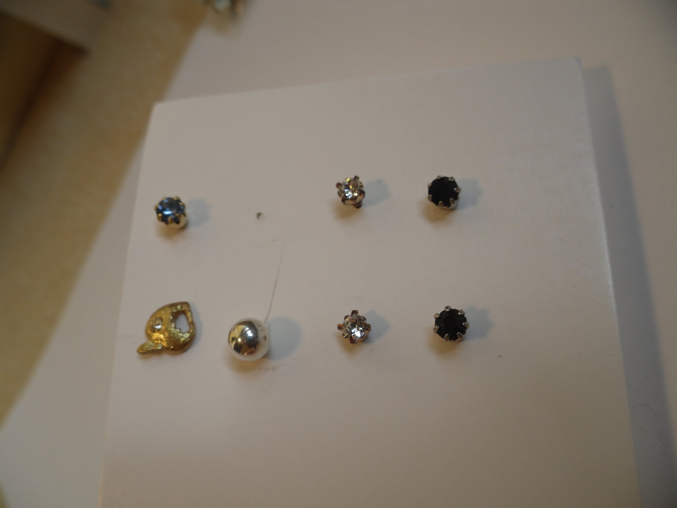 Ohrstecker: getragene Einzelstücke und Paare