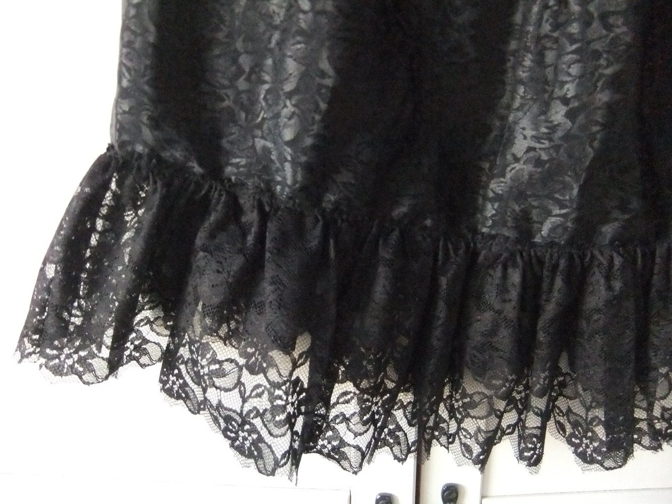 Edler schwarzer Rock mit Spitze schwarz Gr. S M Gothic Rosen