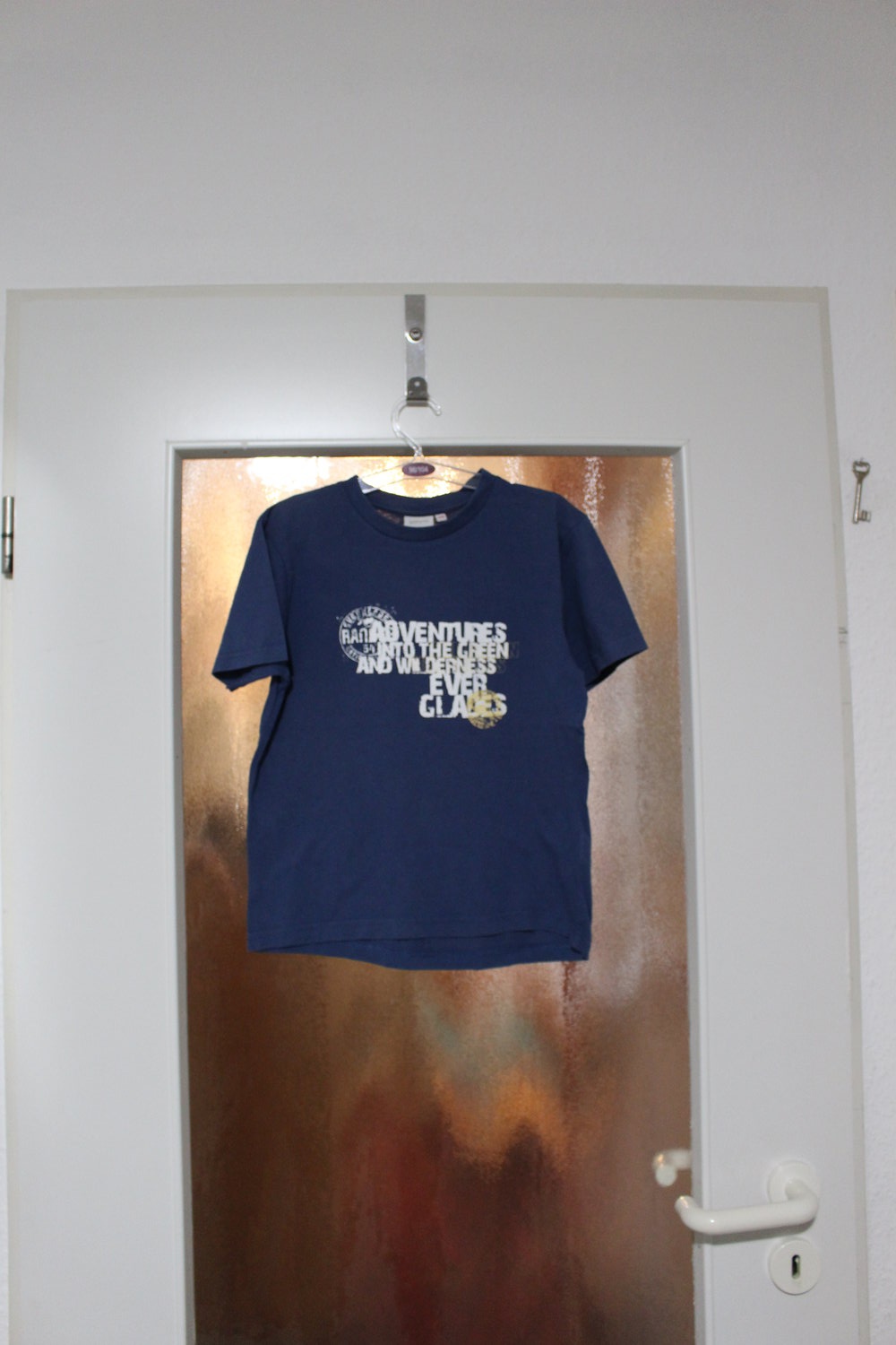 108. Blaues T-Shirt mit Aufdruck, Gr. 128