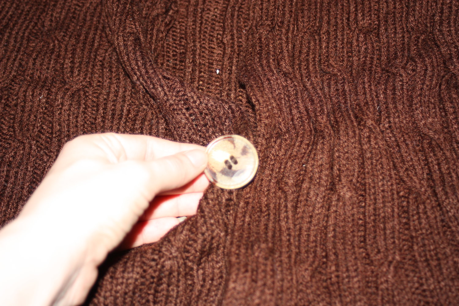 Süße braune Strickweste mit großem Knopf, Gr. 36-40