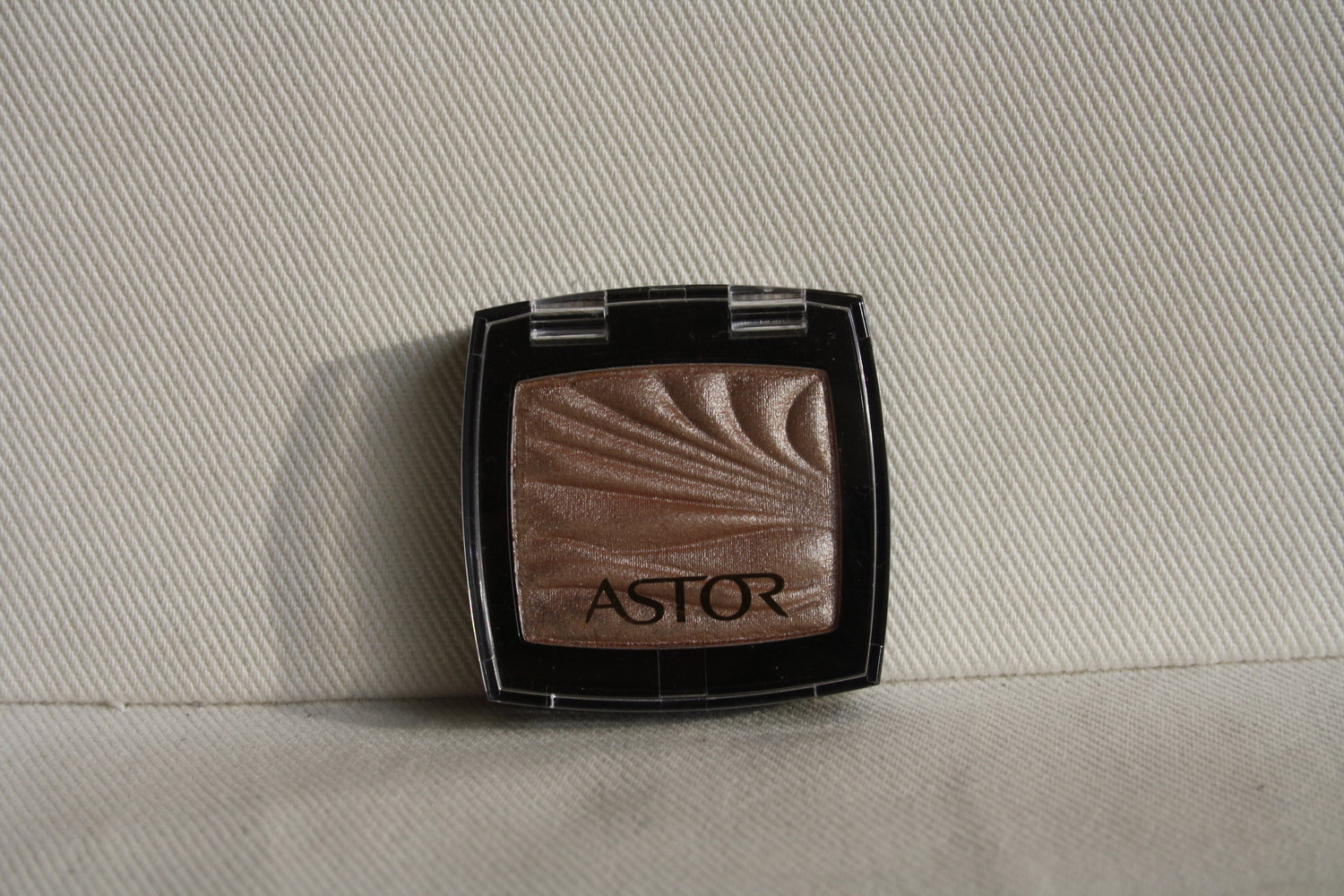 * Astor Eyeartist Eyeshadow Color Waver 810 Treasure Gold