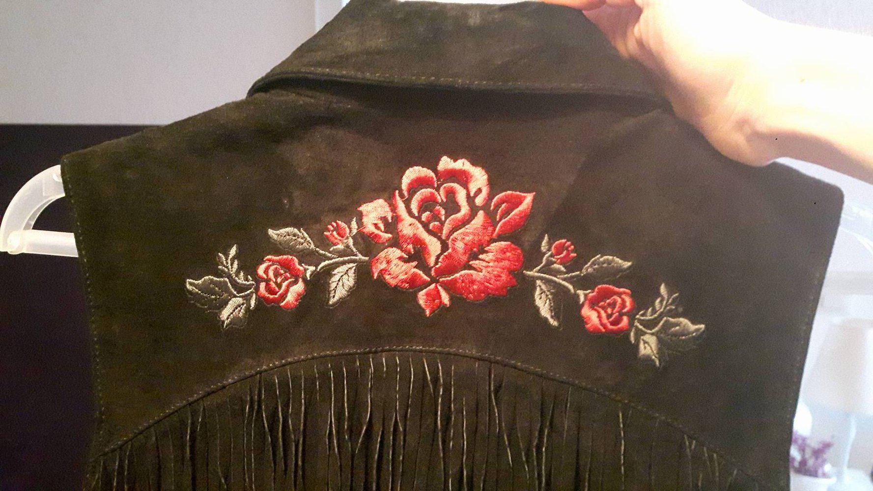 Romantische Wildlederweste mit Rosenstickerei