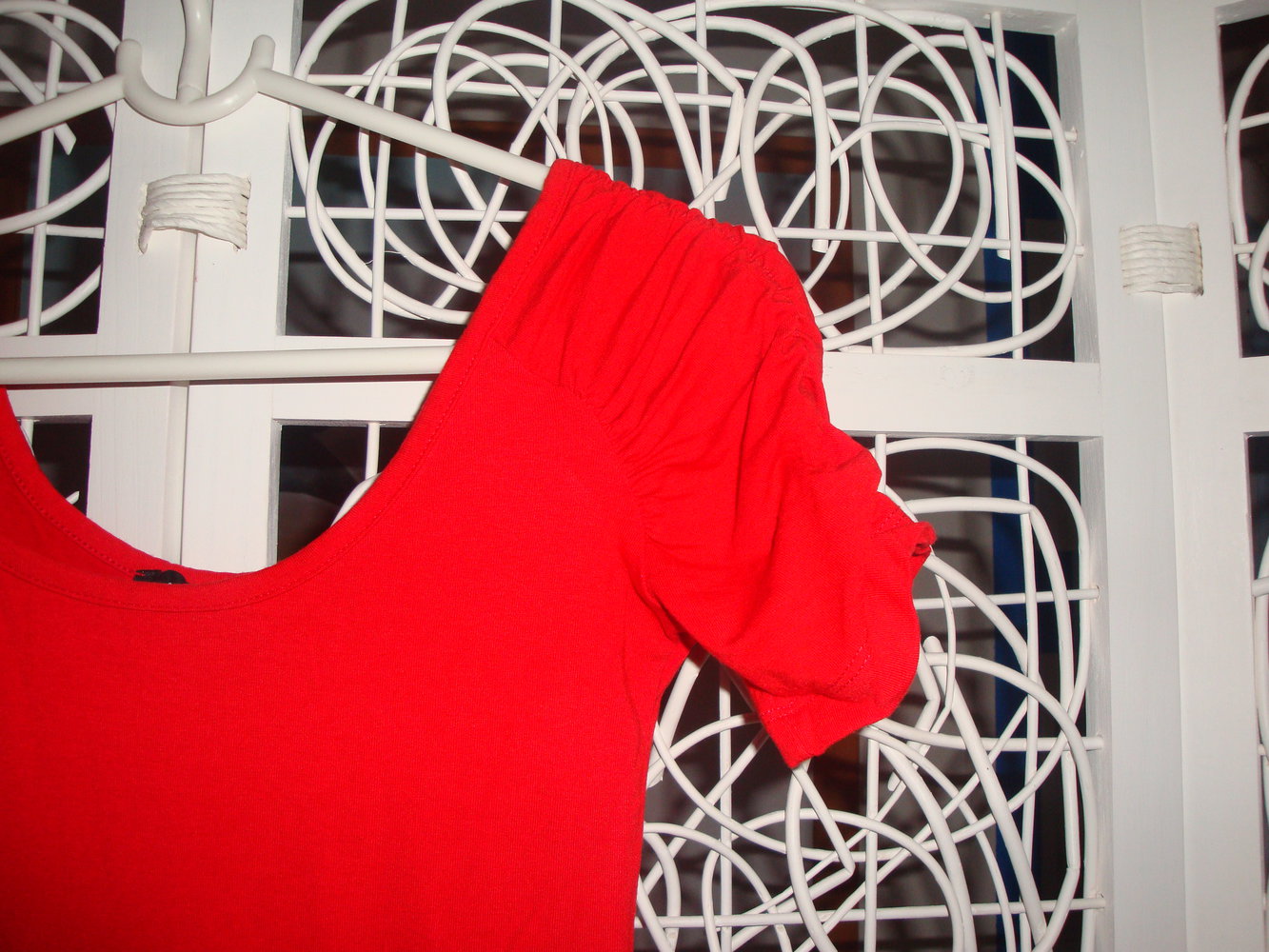 längeres leuchtend rotes Schirt