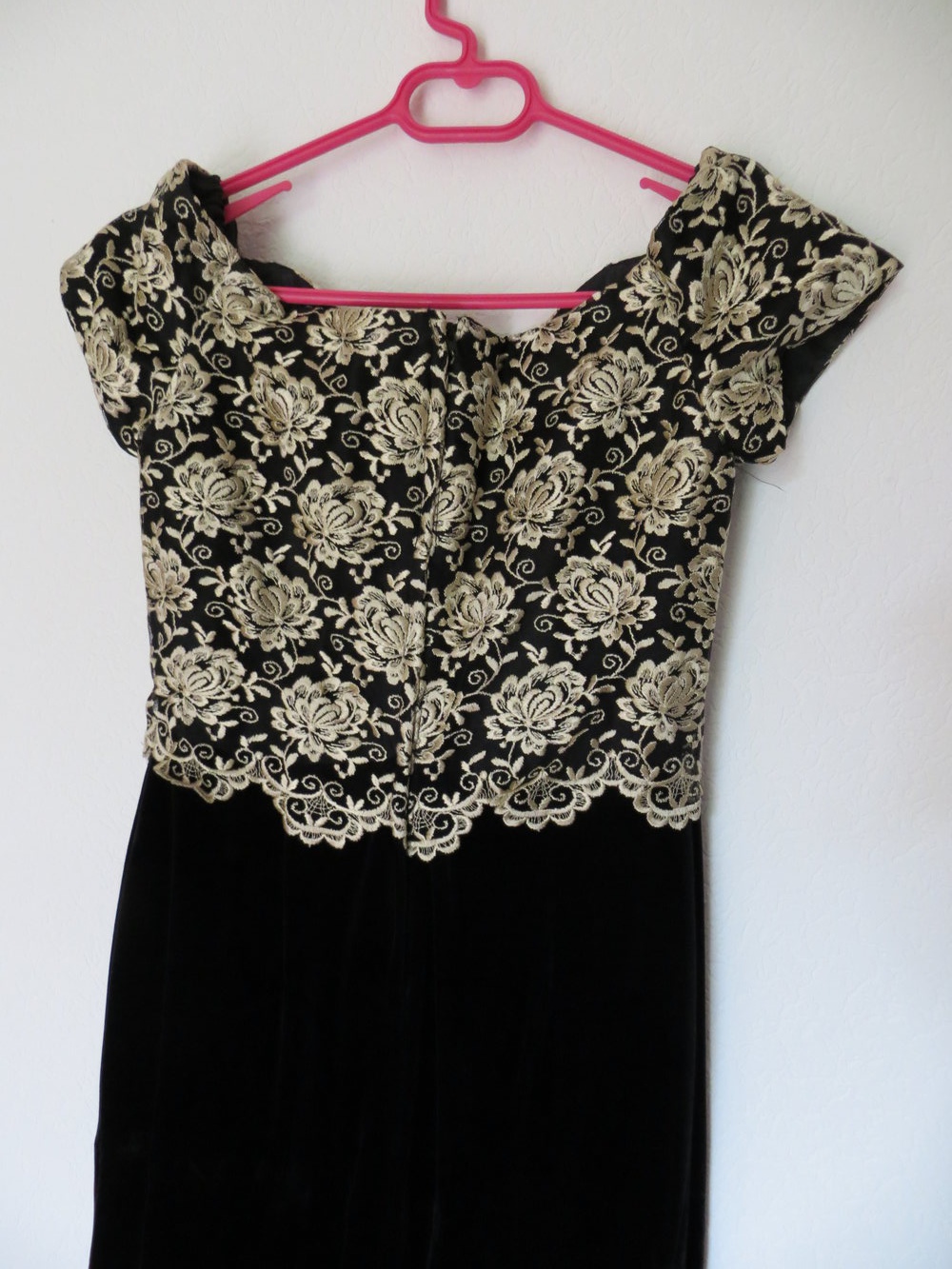 Abendkleid mit Spitze und Samt 