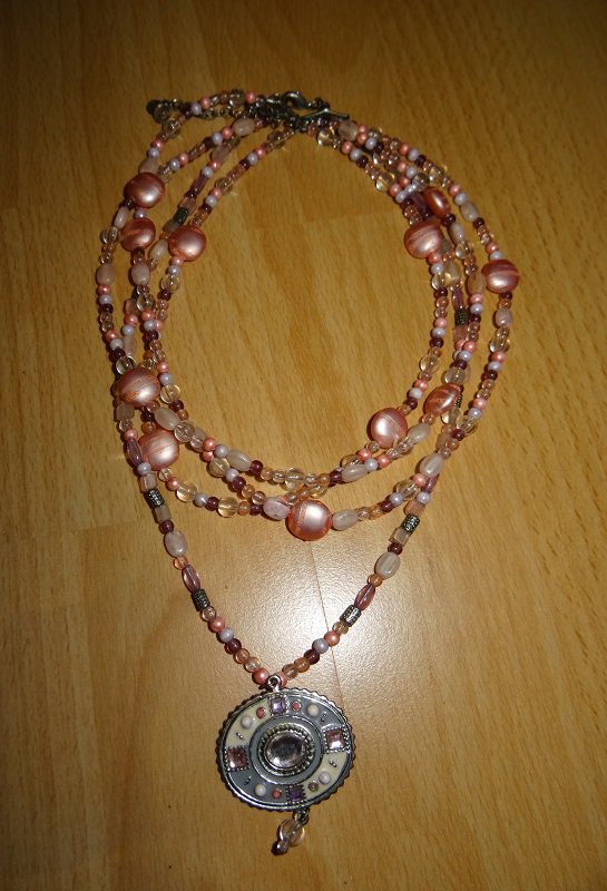 Interessante mehrlagige Kette - rosafarbene Perlen mit Anhänger - anschauen :)