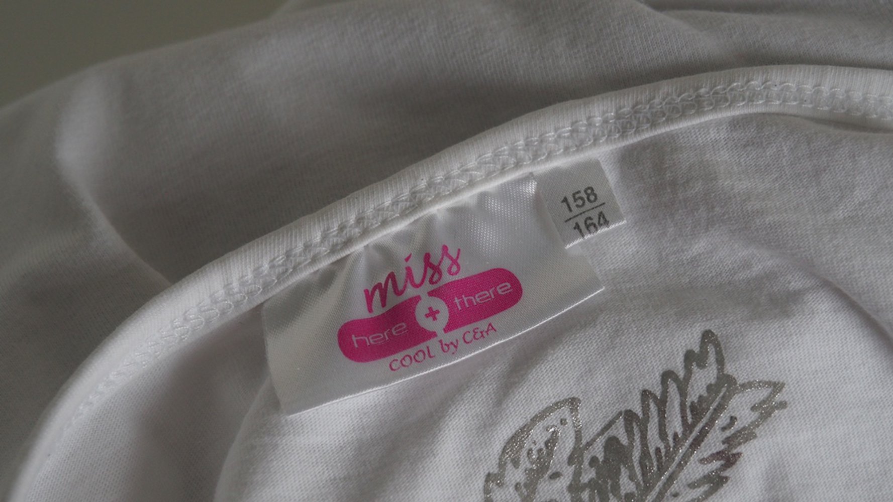 Weißes T-Shirt mit lila Aufdruck Gr. 158/164