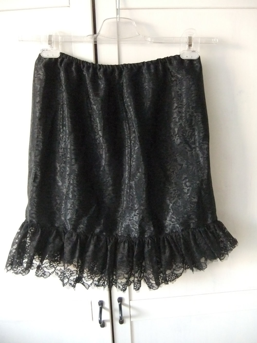 Edler schwarzer Rock mit Spitze schwarz Gr. S M Gothic Rosen