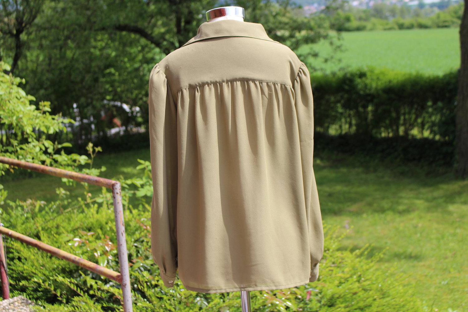 Khakifarbene schöne Bluse