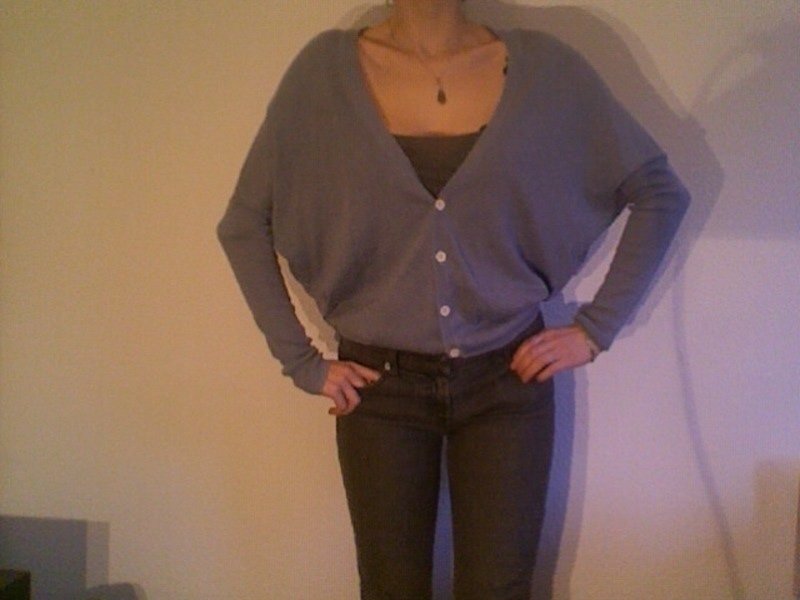 Taubenblauer Fledermausärmel Cardigan mit nude farbenen Knöpfen