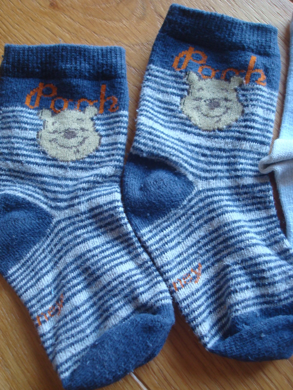 2 Paar Socken mit Winnie Pooh Gr. 19-23