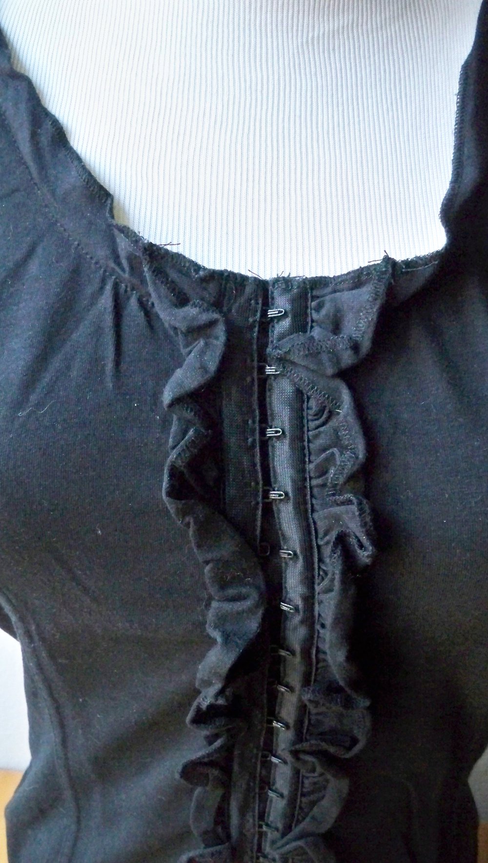 Chices schwarzes Shirt mit Rüschen !