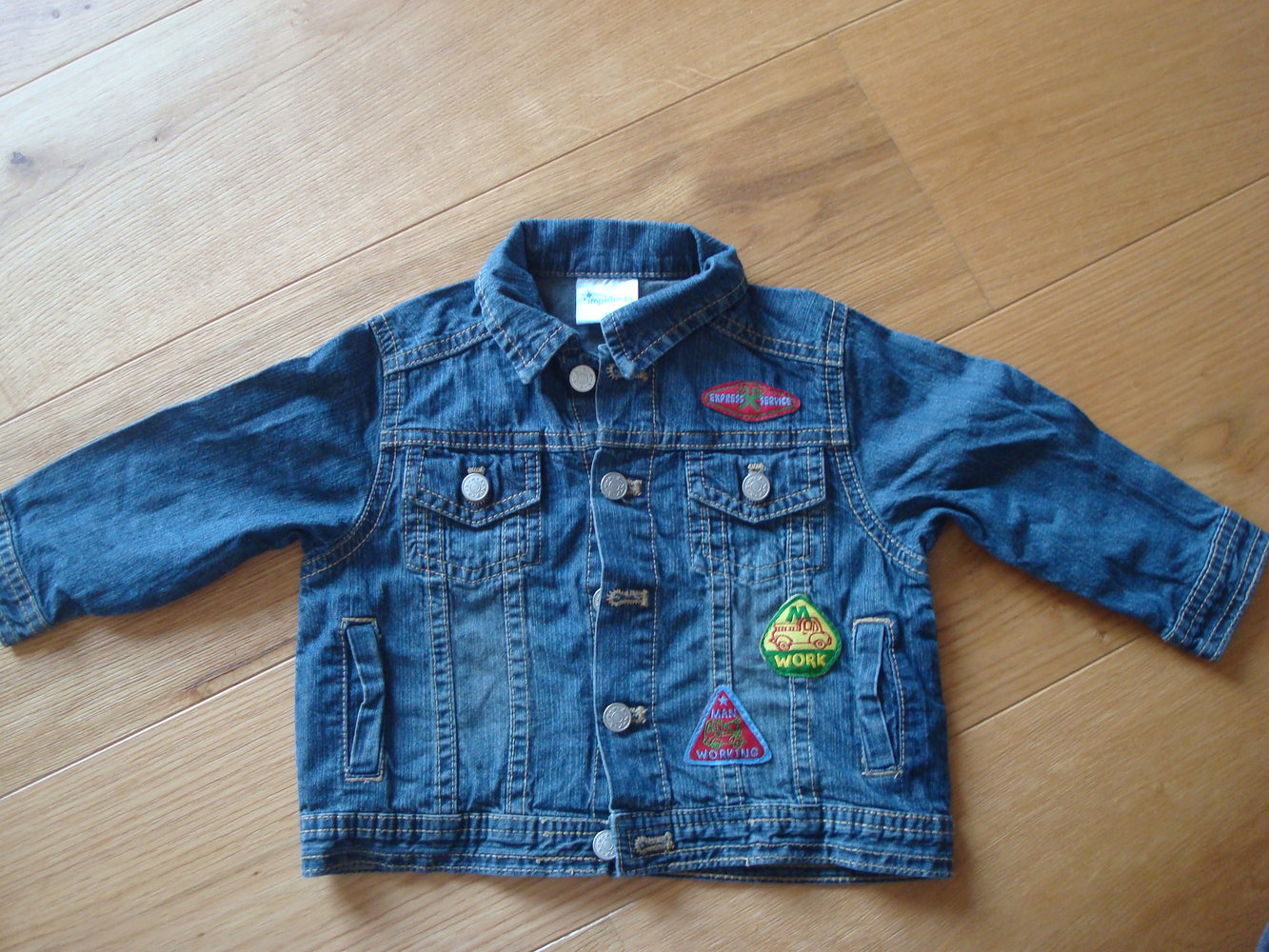 süße Jeansjacke für kleine Jungs