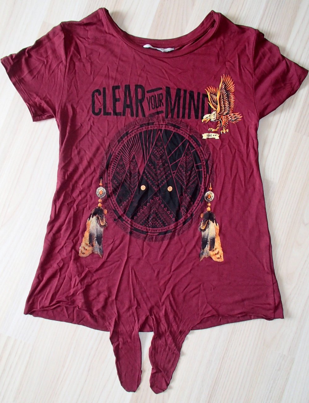 Bordeauxrotes T-shirt