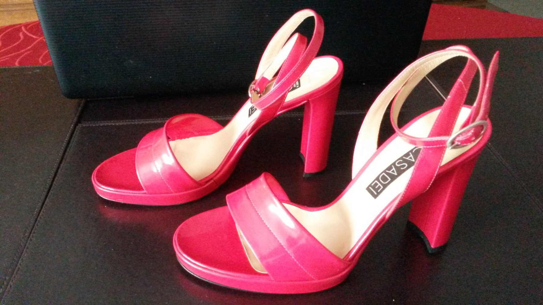 4.  Neuwertige Ledersandaletten von Casadei (Italien), Gr. 38,5