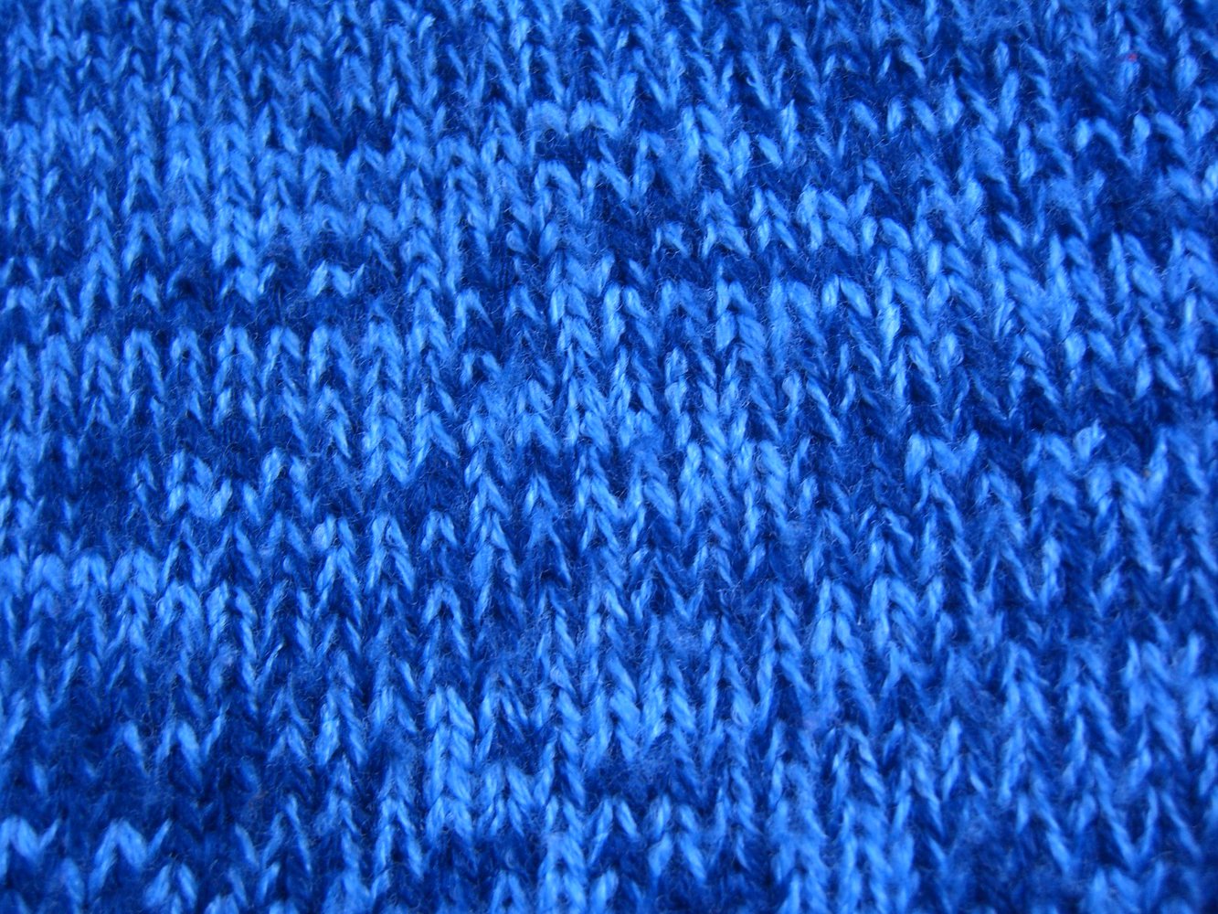 Blauer Strickpulli