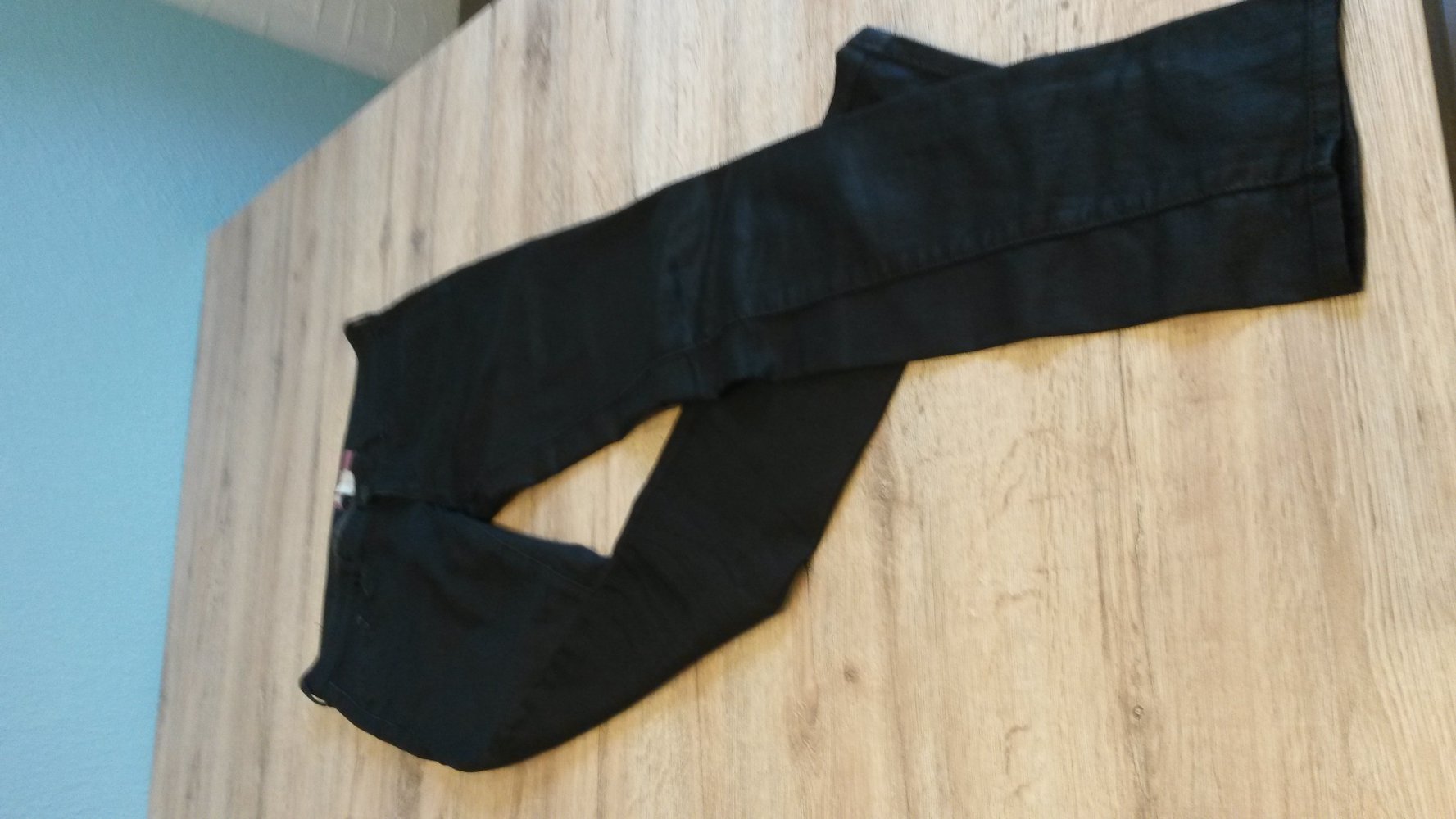 Beschichtete, schwarze Jeans