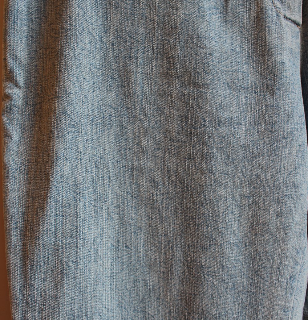 158. Lässige Designer-Schlaghose aus Italien, Gr. 38, hellblau dezent bedruckt