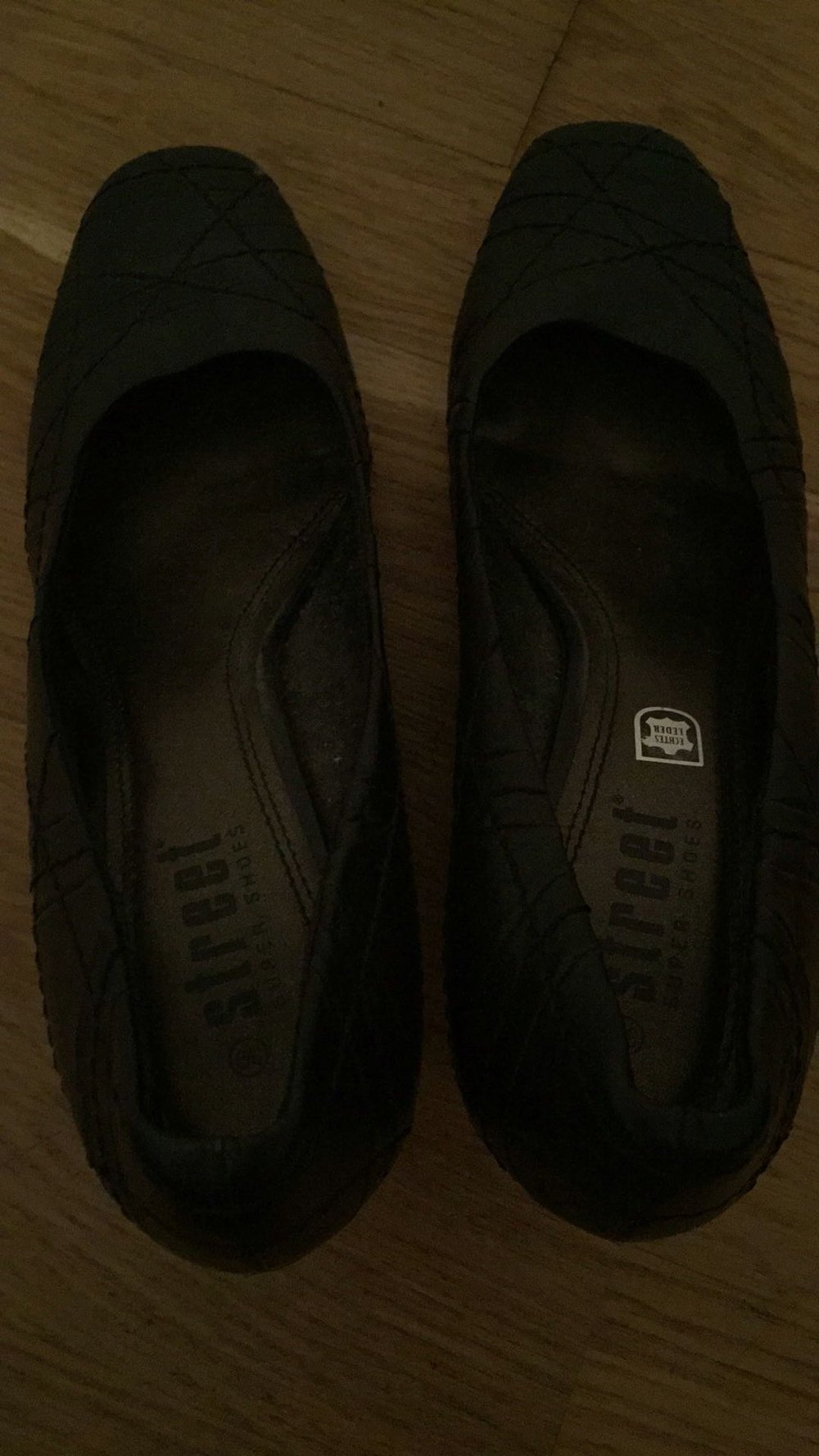 Schwarze Pumps mit Muster