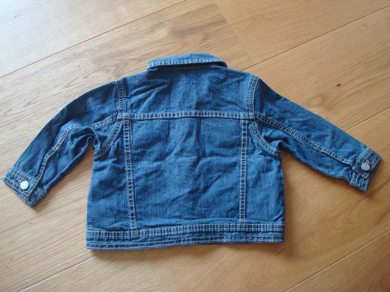 süße Jeansjacke für kleine Jungs