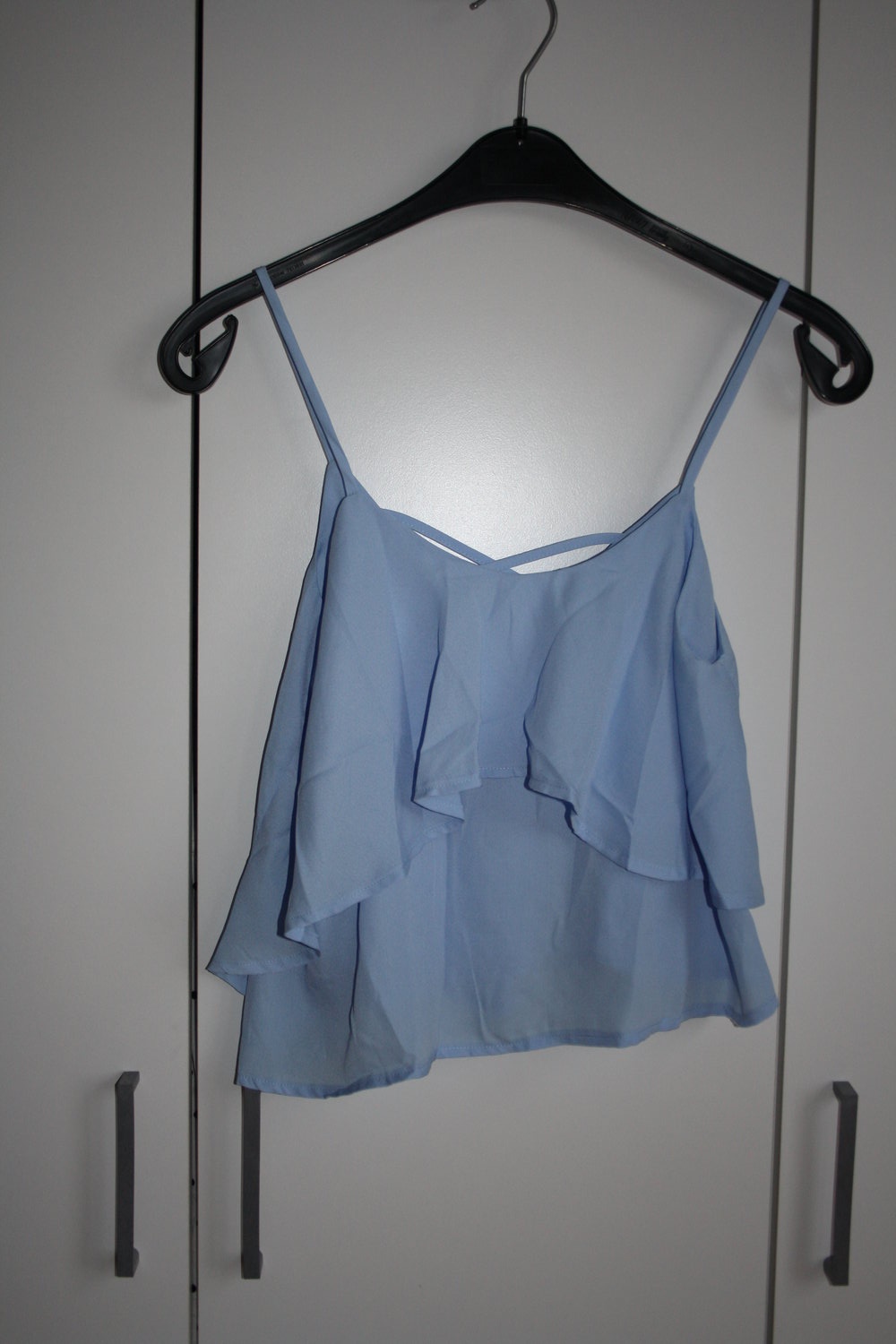 * kurzes Top hellblau babyblau mit Volants