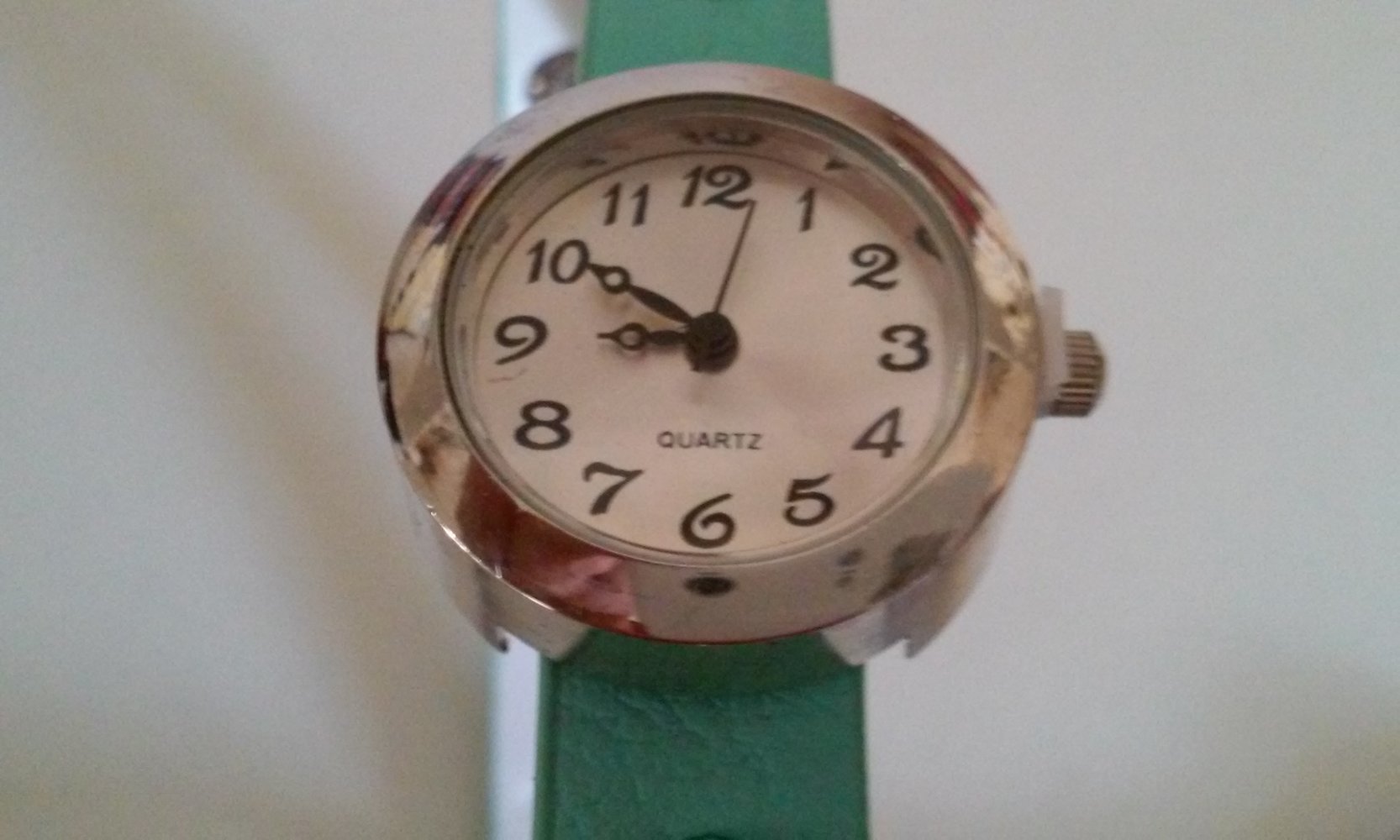 Damen Armband Uhr (Batterie voll) Lindgrün Strass/Nieten (mit Schutzfolie auf dem Ziffernblatt)