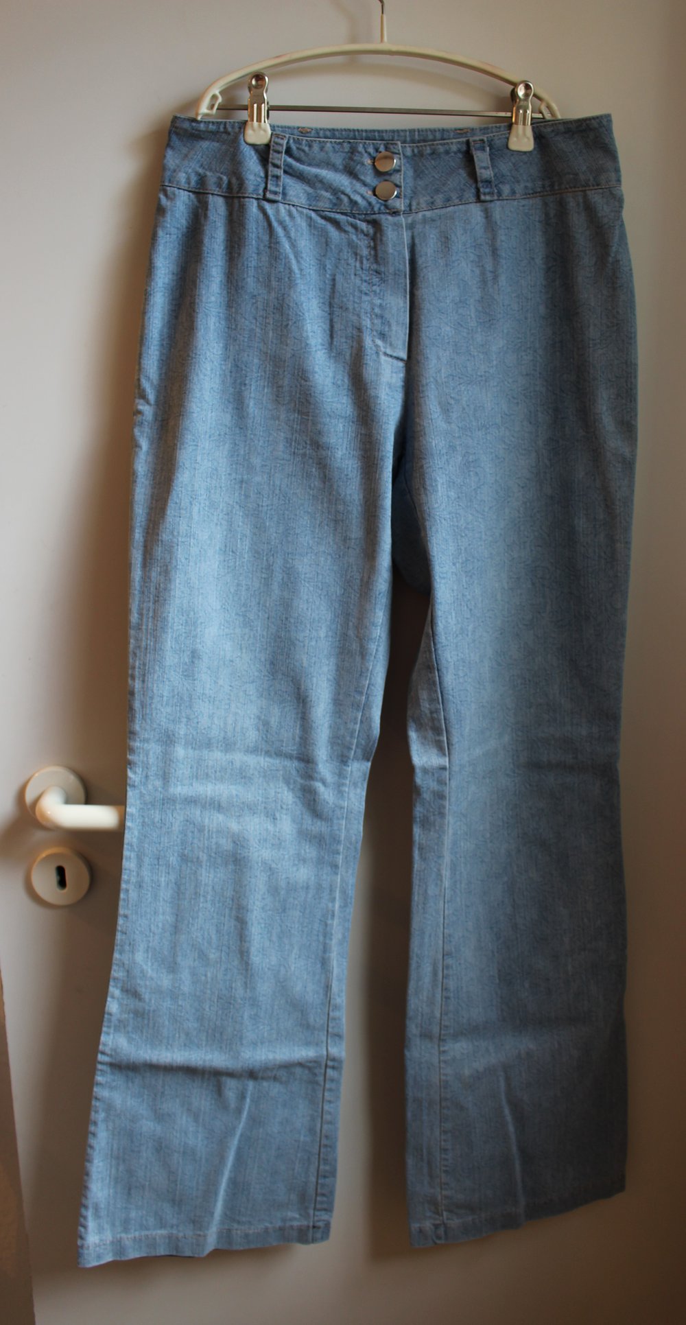 158. Lässige Designer-Schlaghose aus Italien, Gr. 38, hellblau dezent bedruckt