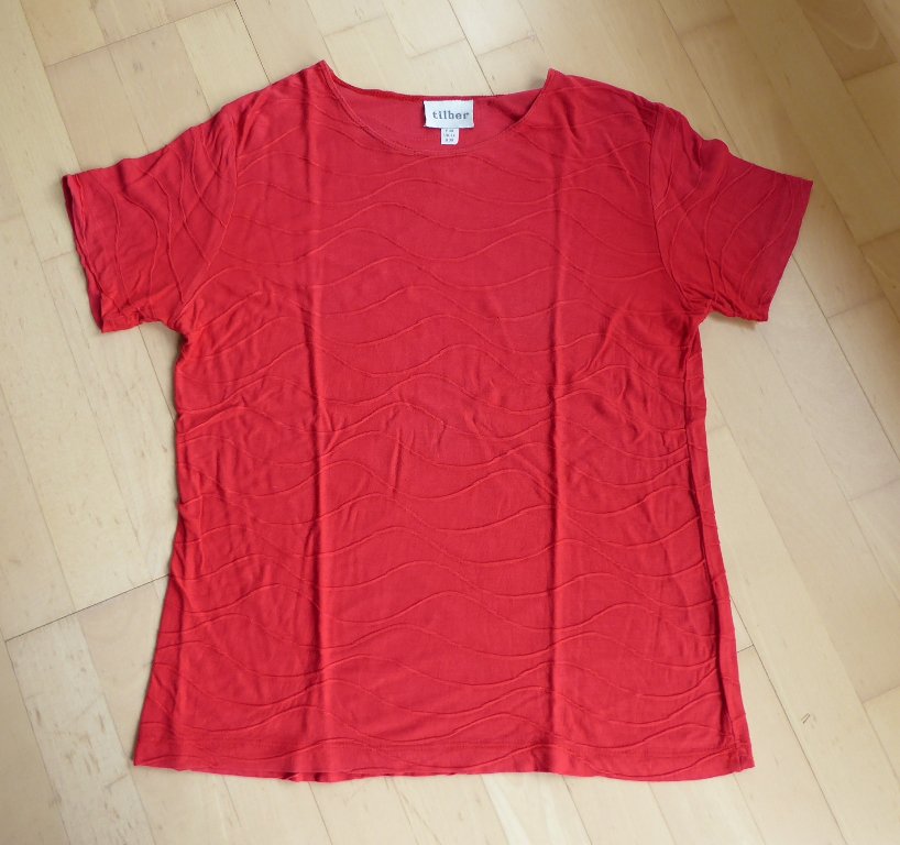 Rotes T-Shirt mit Wellenmuster