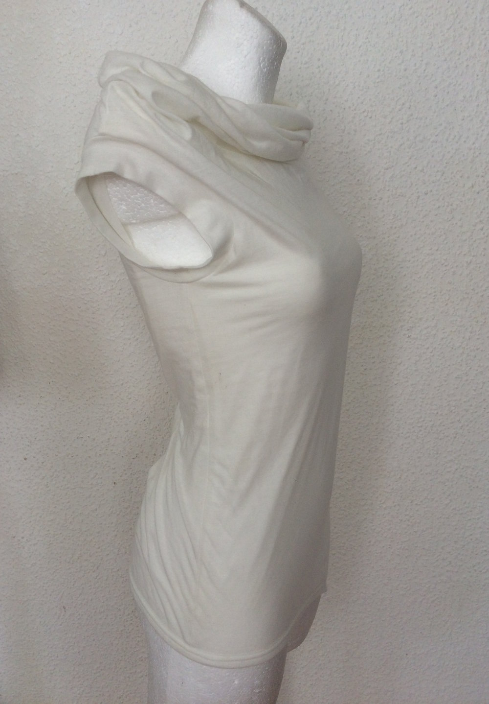 LE CIEL BLEU Japanisches Designer Top mit FALTEN-DRAPÉS, T-Shirt mit Asymmetrischem Saum in weiss