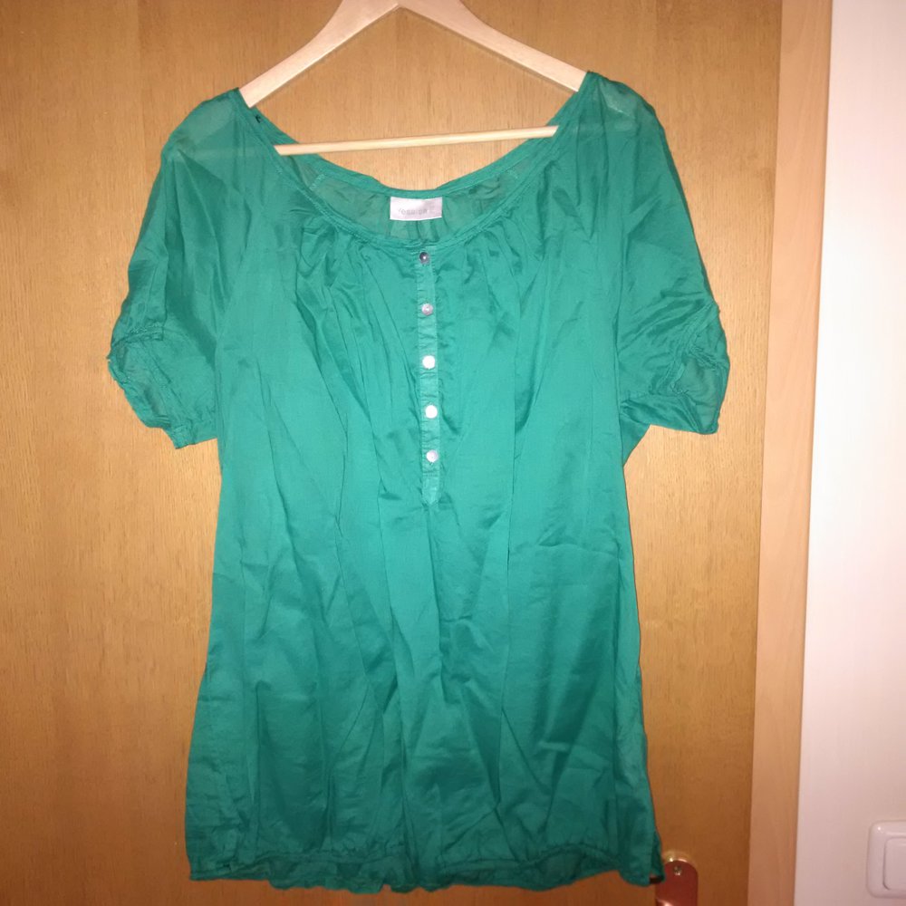grünes leichtes T-Shirt/Bluse