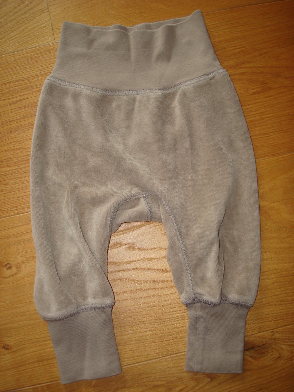 2 süße Pumphosen in neutralen Farben Gr. 62