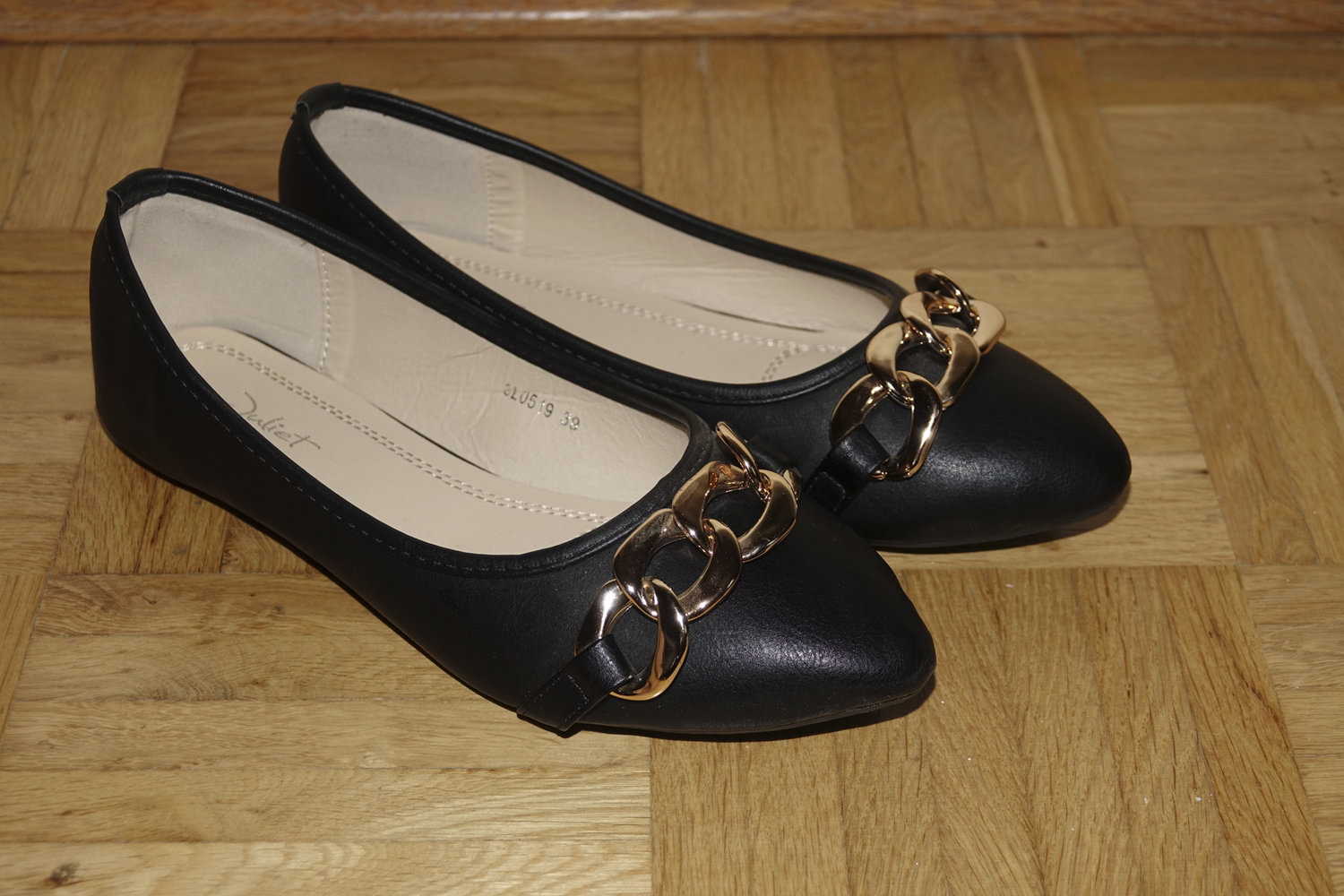 Schicke schwarze Ballerinas mit Goldschnalle