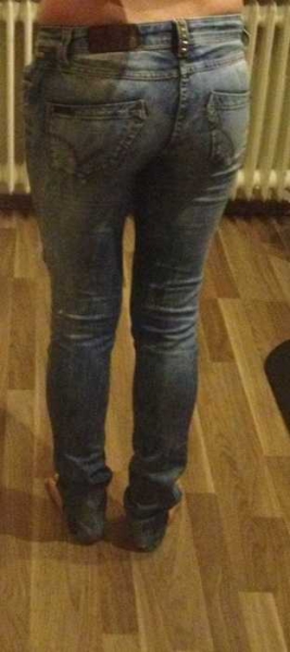 hellblaue röhrenjeans mit nieten