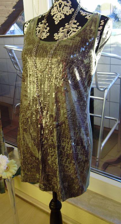 Ausgefallenes Long-Top mit Pailletten in Gün/Khaki ca. Gr. M