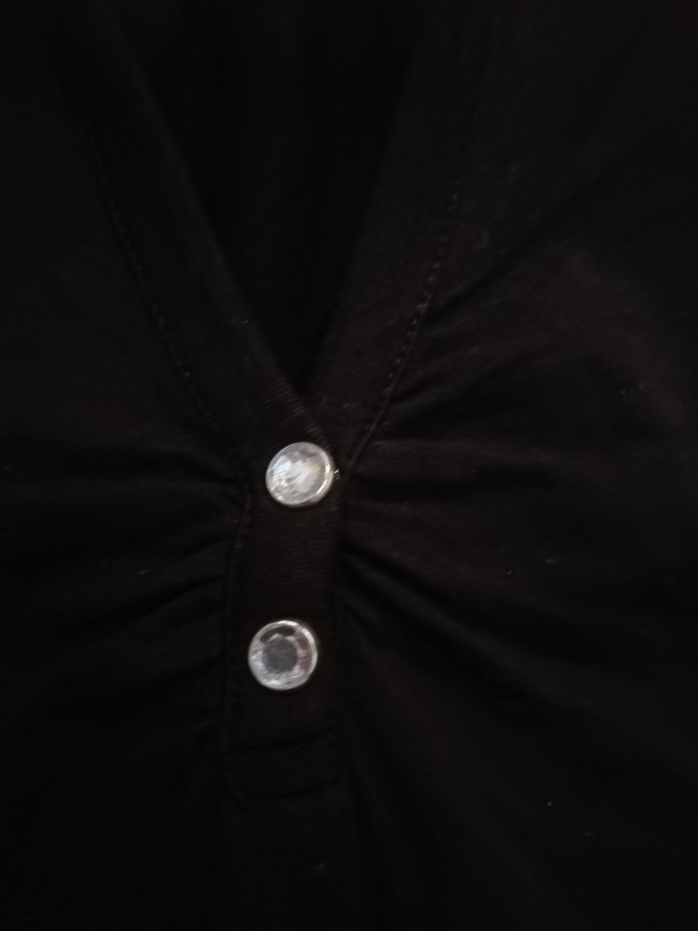 Schwarzes Poloshirt mit Glitzersteinen