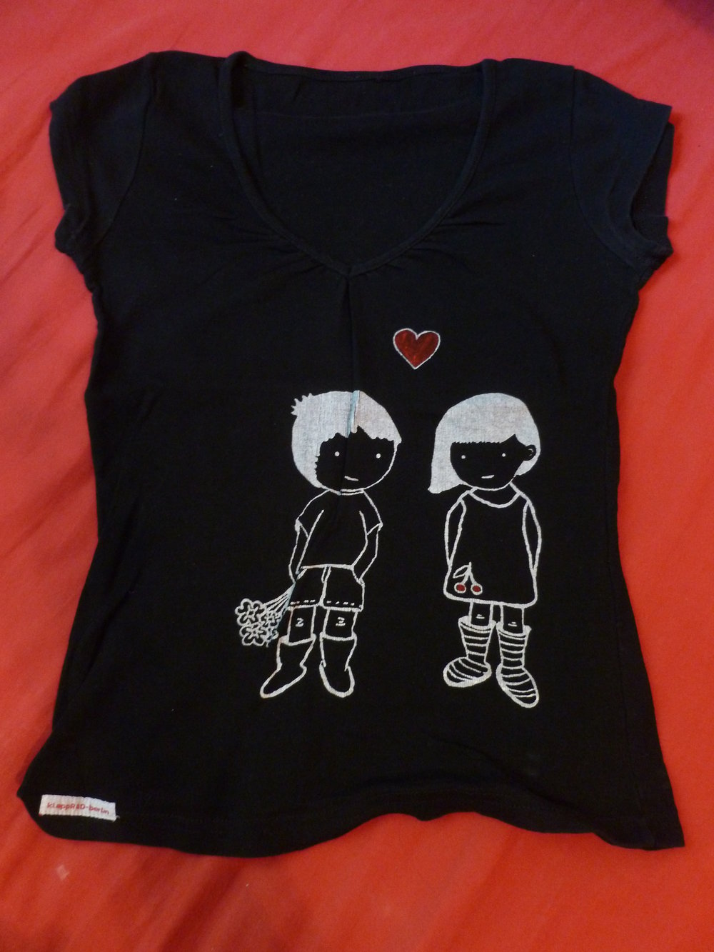 Schwarzes T-Shirt mit Aufdruck