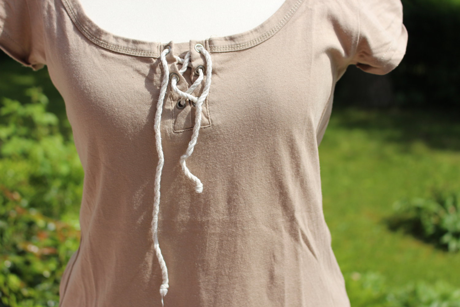 beiges T-shirt mit geschnürtem Ausschnitt
