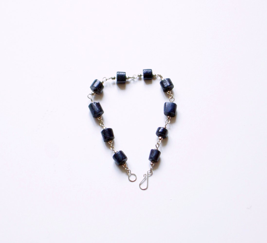 Zierliches silbernes Hippie Armband mit schwarzen Holzperlen indogen