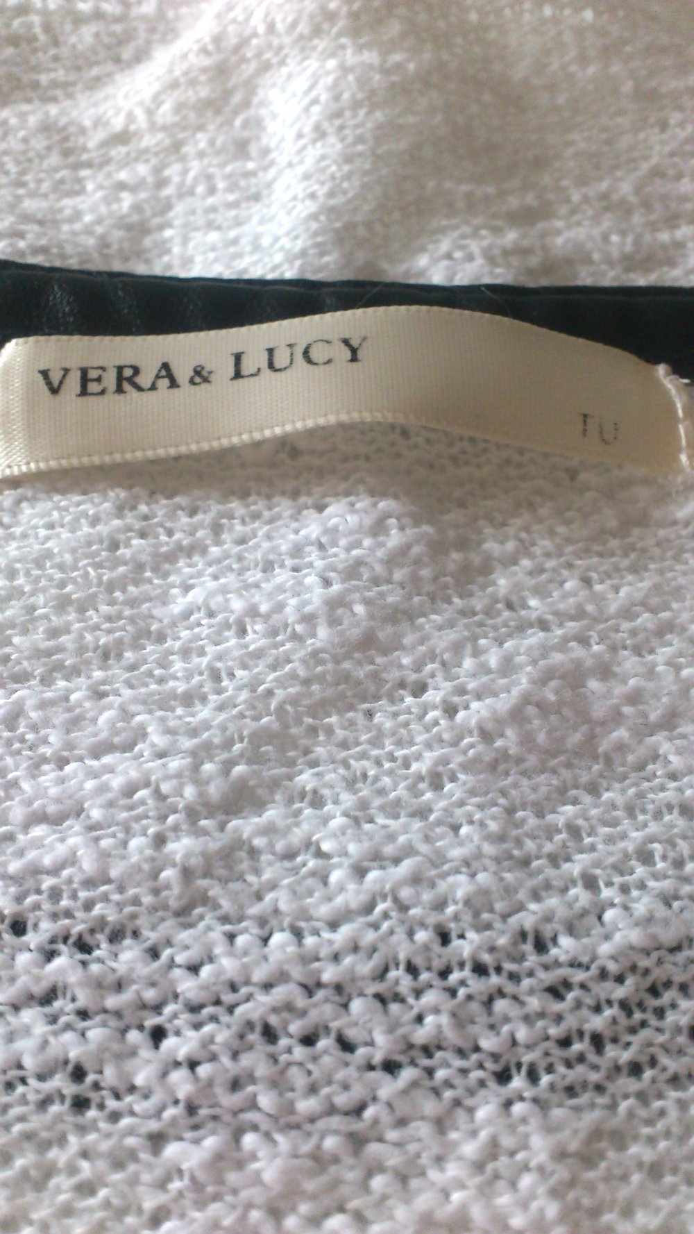 Weißes Oversize-T-Shirt mit Kunstleder / Fakerleder Kragen Größe XS S