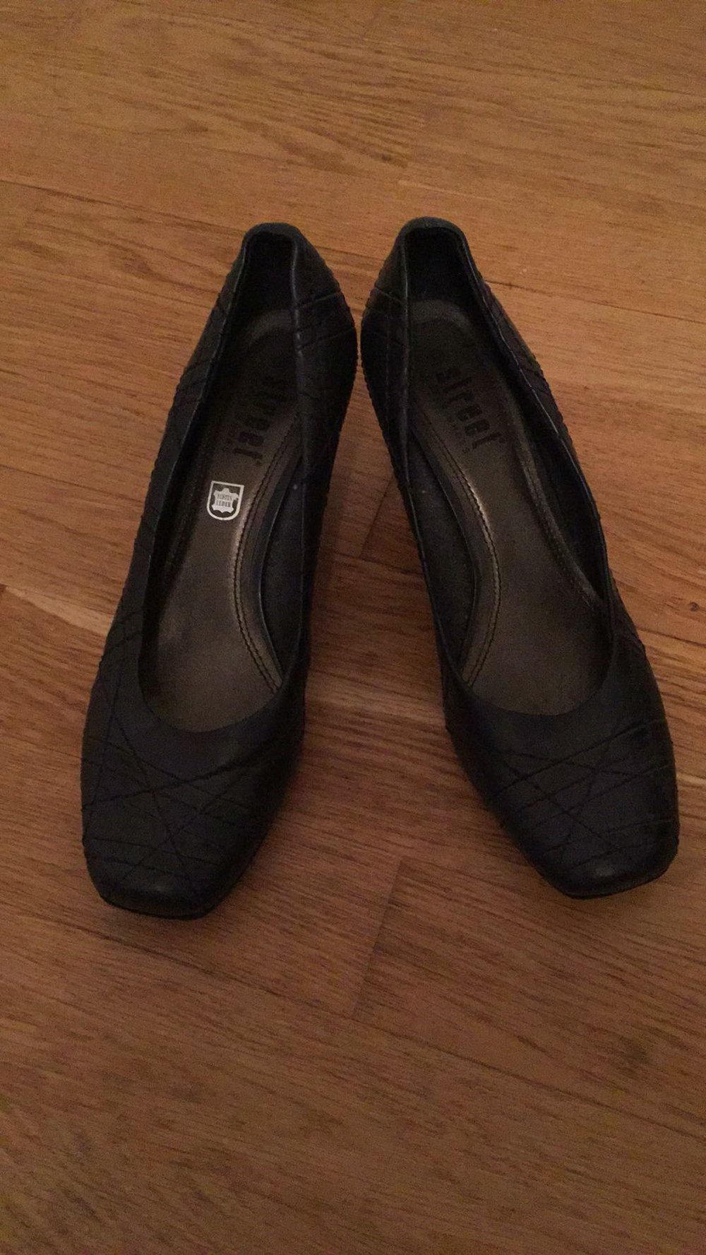 Schwarze Pumps mit Muster