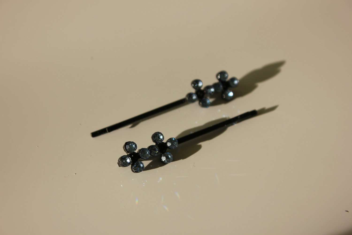 Haarklammer mit blauen Steinchen