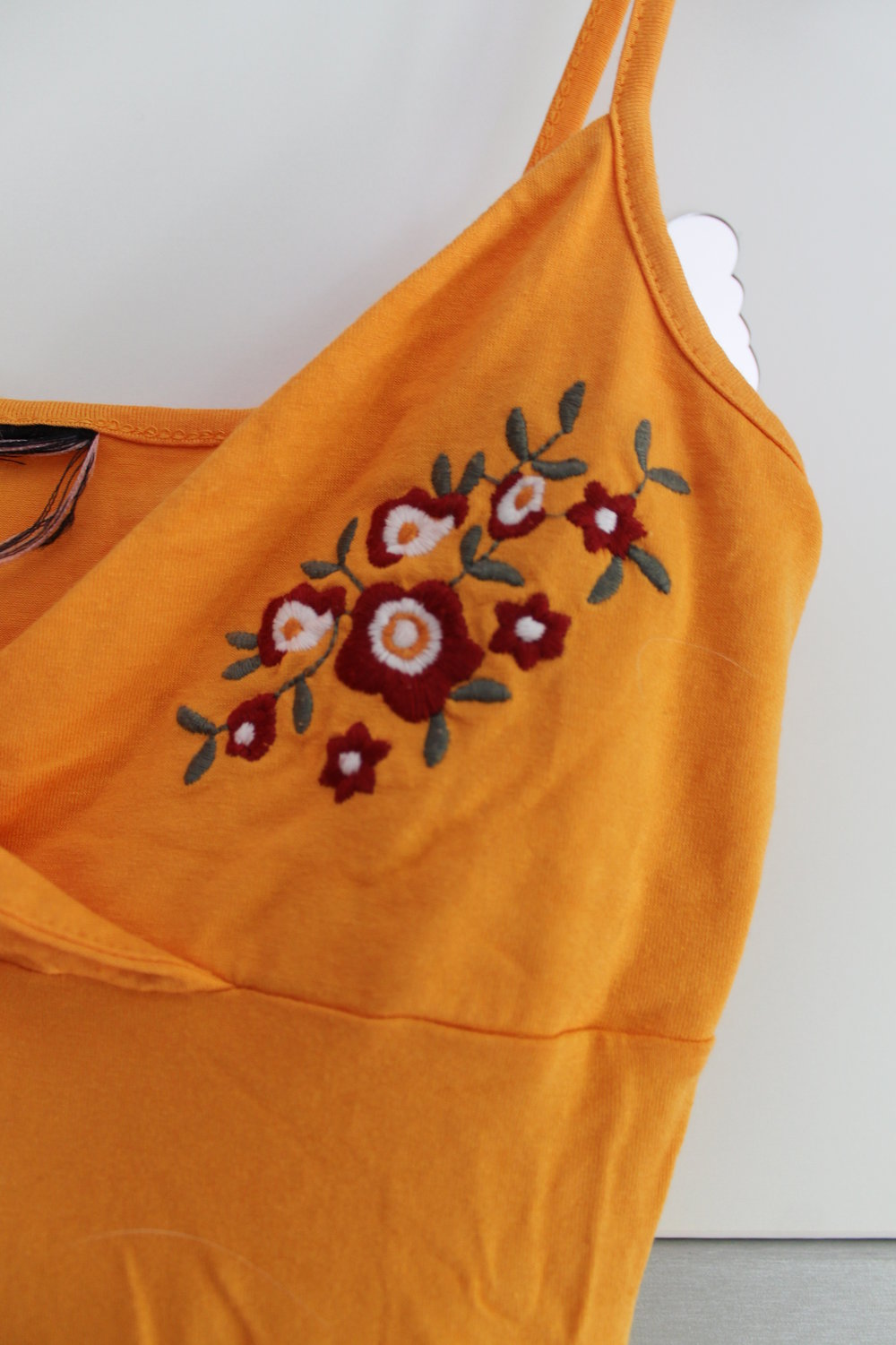 süßes Spaghettiträger Oberteil mit Blumen bestickt orange