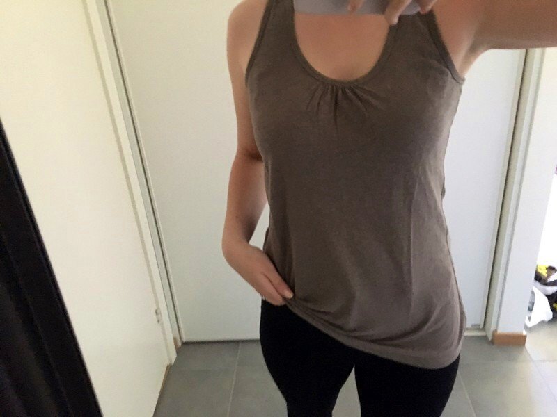 Top mit Spitzenverzierung am Rücken 