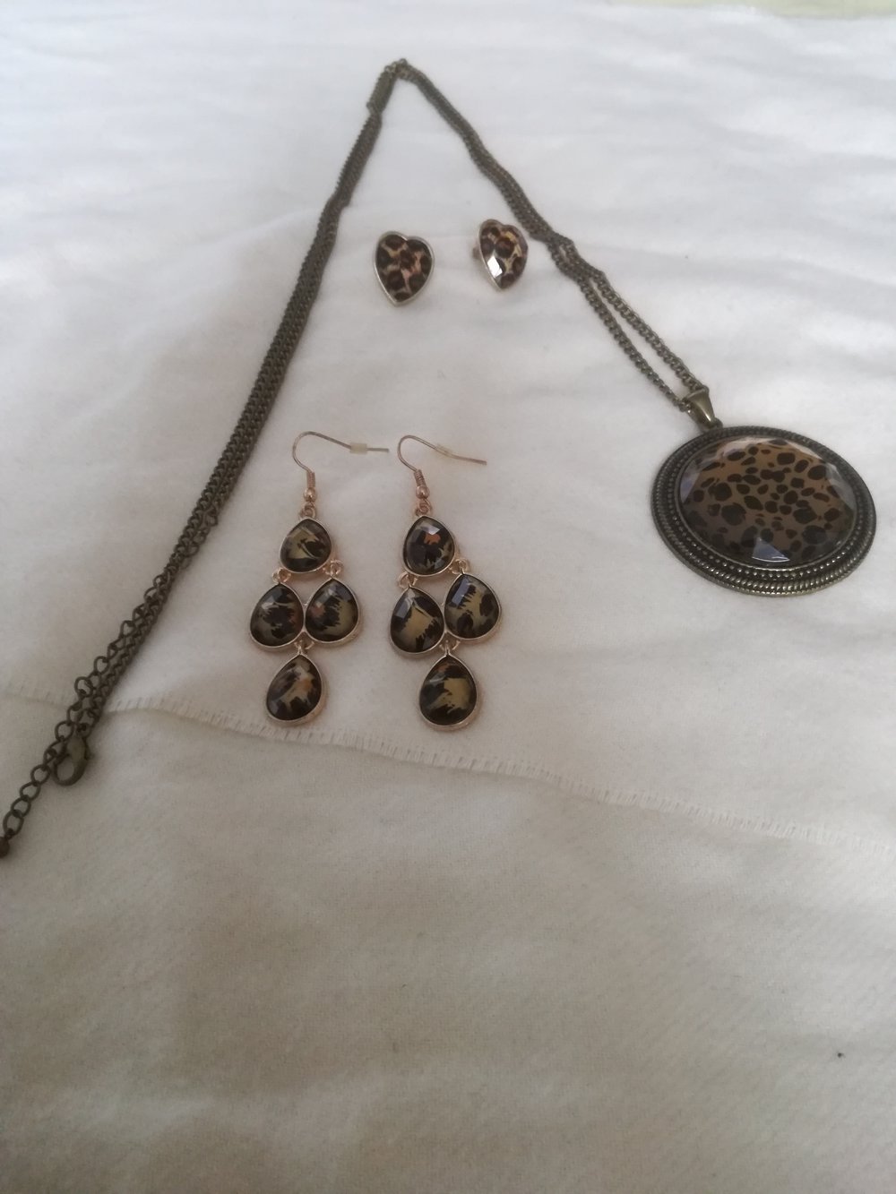 Set bestehend aus Kette, Ohrstecker und Hängeohrringen