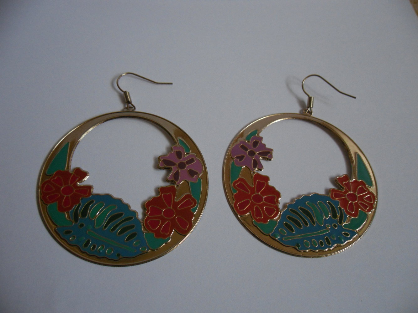 Goldene Ohrringe mit floralem Motiv