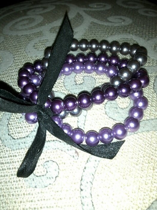 Lila Perlenarmbänder