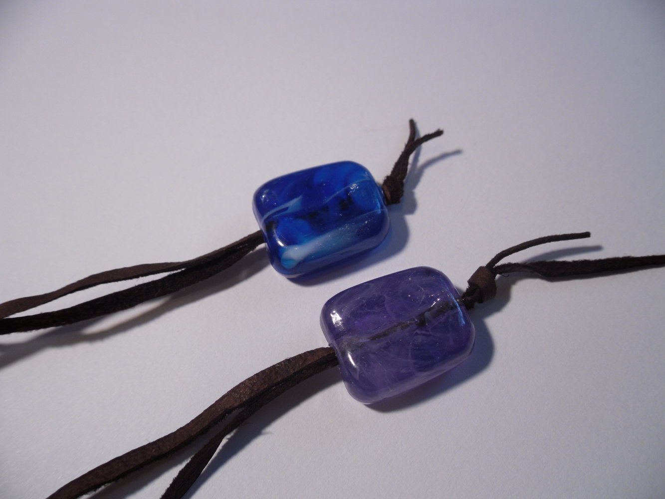 Zwei Ketten mit Lederband und Kunststoffperle