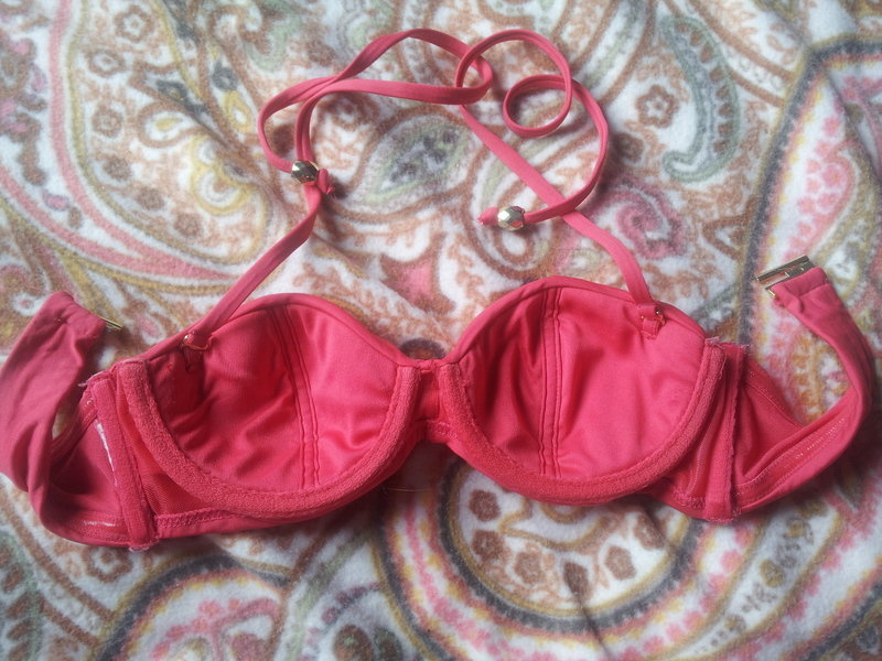 Korall-farbiges Bikinioberteil mit goldenen Details