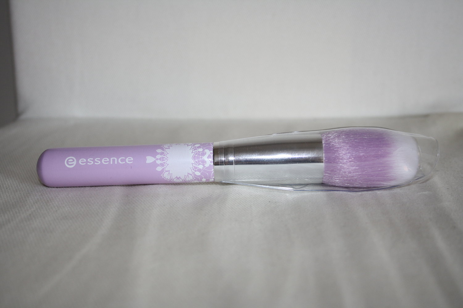 * essence Bloom me up LE Pinsel powder brush 01 lovely lavender